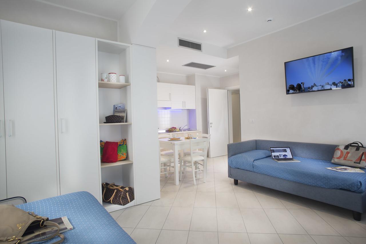 White Suite & Apartments Беллария-Иджеа-Марина Экстерьер фото