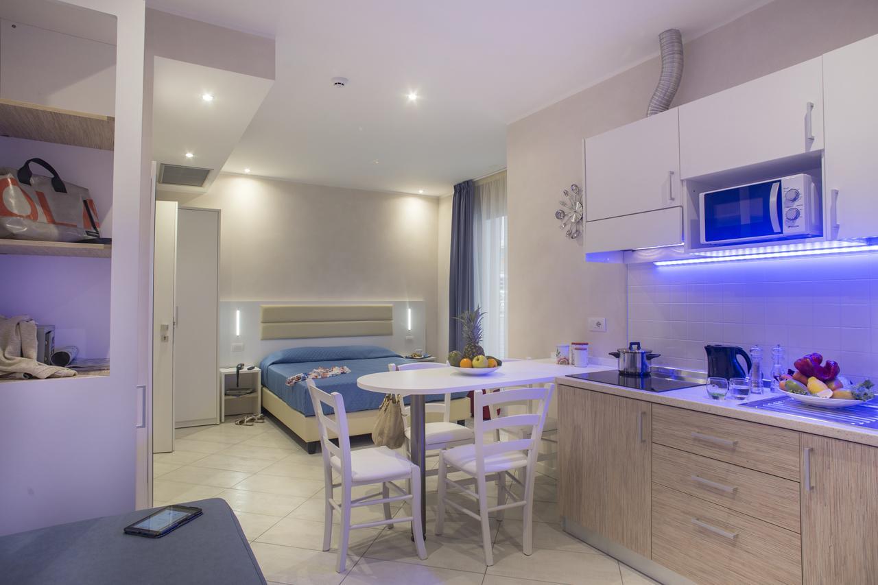 White Suite & Apartments Беллария-Иджеа-Марина Экстерьер фото