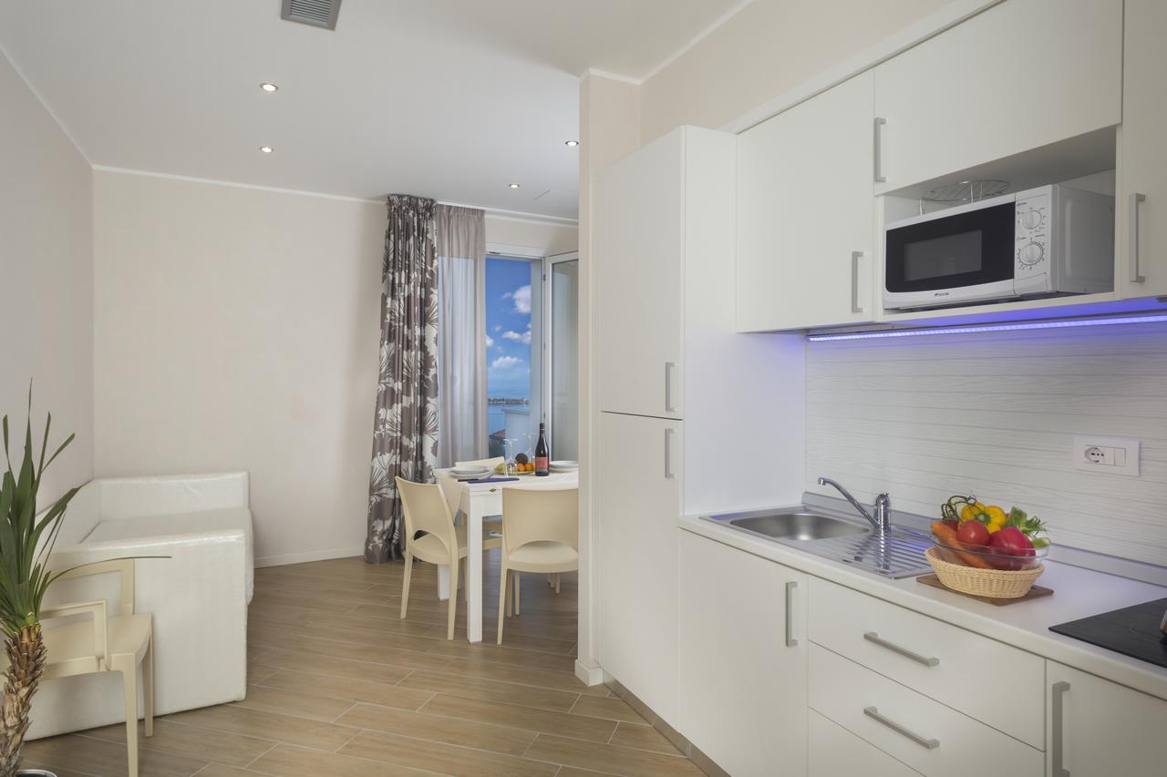 White Suite & Apartments Беллария-Иджеа-Марина Экстерьер фото