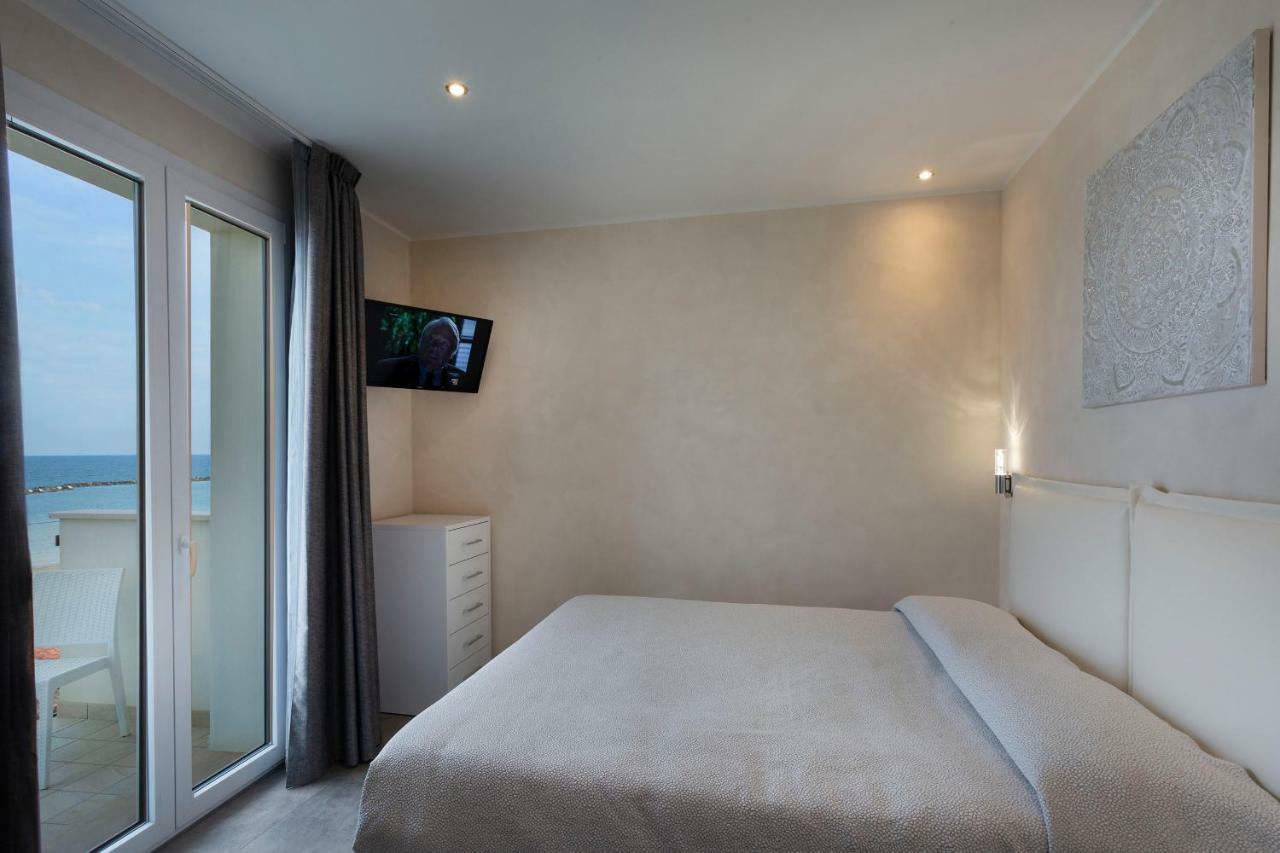 White Suite & Apartments Беллария-Иджеа-Марина Экстерьер фото