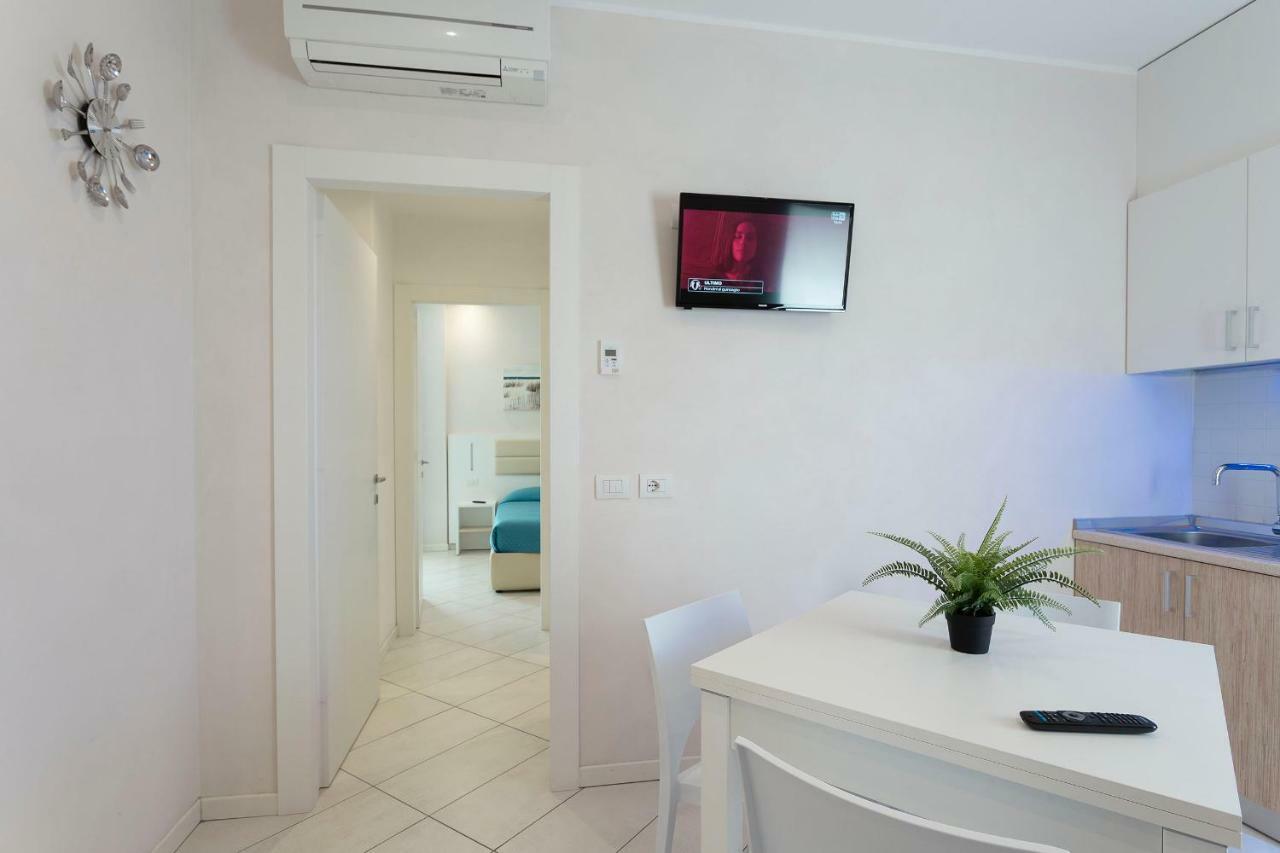 White Suite & Apartments Беллария-Иджеа-Марина Экстерьер фото