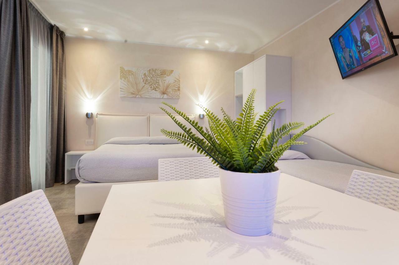 White Suite & Apartments Беллария-Иджеа-Марина Экстерьер фото